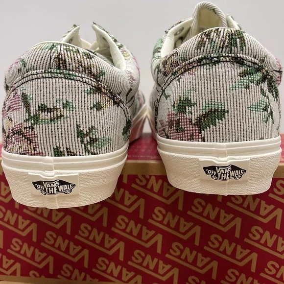 Vans Men’s Old Skool Tapestry Floral Marshmallow
VN000CP5CCZ
Sneakers - Picture 13 of 16